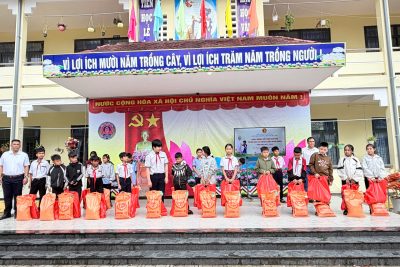 LIÊN ĐỘI GIÚP ĐỠ HỌC SINH CÓ HOÀN CẢNH KHÓ KHĂN NĂM HỌC 2025 – 2026